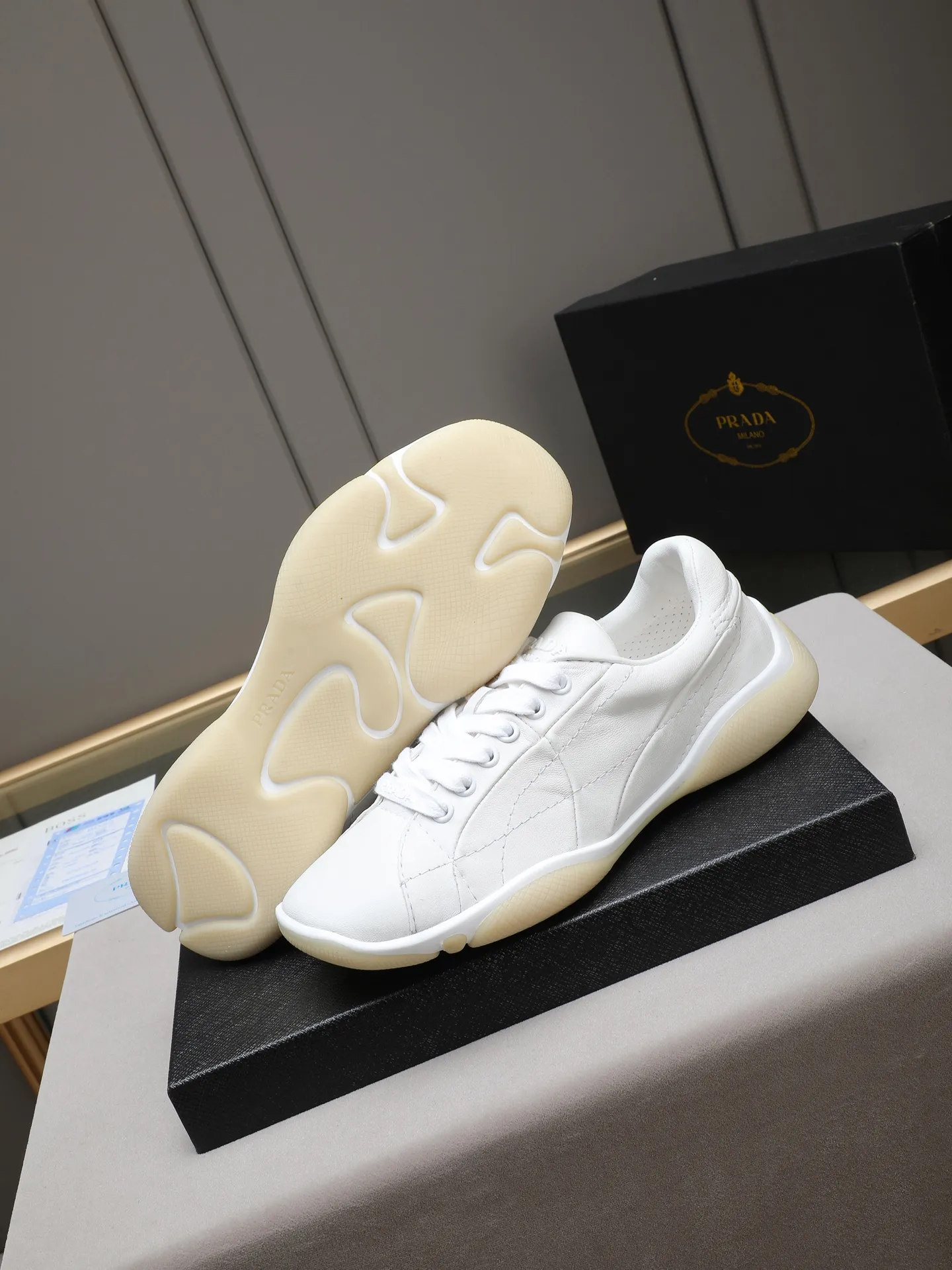 Men's Men's Shoes 💰700 Prada/Prada 1:1 men's casual shoes combine comfort with sophisticated and innovative design. The latest model features a sporty silhouette with visible topstitching that echoes the dynamic lines of the original. Inspired by driving shoes, this sneaker uses a soft and even cow upper, with a light and flexible rubber sole with a concave and convex pattern pattern, giving the sneaker a light appearance and smoothness. The upper is equipped with sports-style stitching, the tongue and laces are injection molded with Epoxy logo, sheep lining and cow foot pads, TPU ultra-light outsole, the upper foot is soft and comfortable, light and breathable! Code:38-39-40-41-42-43-44 (45 customized)